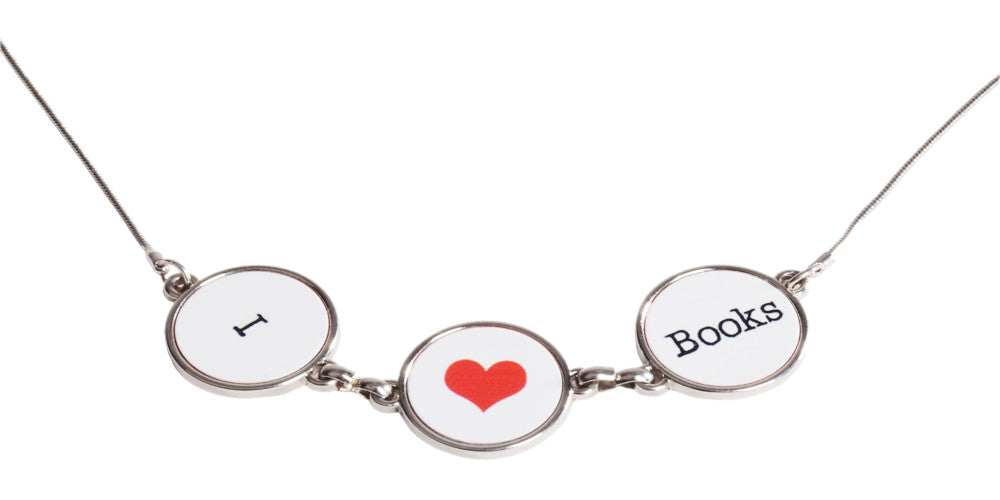 pendant I love books